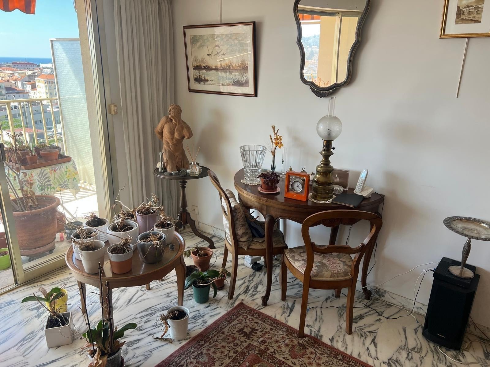 Appartement encombré avant intervention de débarras à Cannes